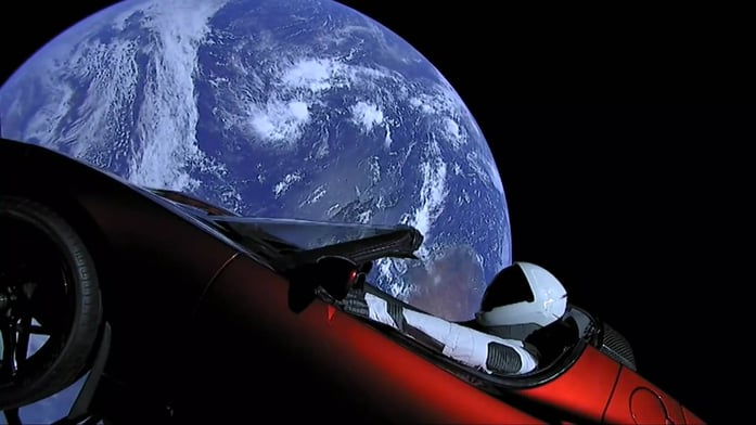 Элон Маск олон хүний боломжгүй гэж харсан зүйлийг болгочихдог, түүхэнд цөөхөн төрдөг технократ болохыг саяхан Falcon Heavy пуужингаа хөөргөн өөрийн Tesla Roadster машинаа сансарт гаргаснаас харсан.