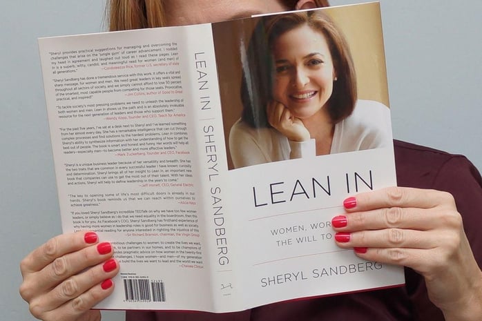 2013 онд хэвлэгдэн гарсан Sheryl Sandberg-ийн "Өөдөө тэмүүл" номыг бүсгүйчүүд ихээр худалдан авсан. Мөн Atlantic сэтгүүлд нийтлэгдсэн.jpg